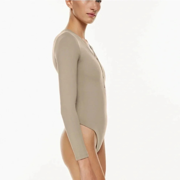 Aritzia Babaton Contour V-neck Henley Bodysuit - Picture 3 of 11